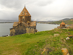 klášter Sevanavank a jezero Sevan